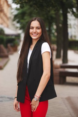 uzun saçlı esmer güzel bir portresi