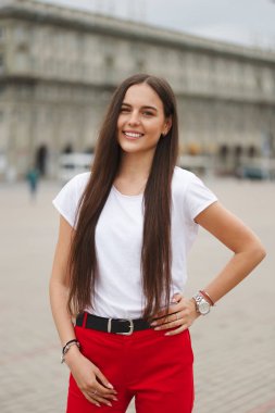 uzun saçlı esmer güzel bir portresi