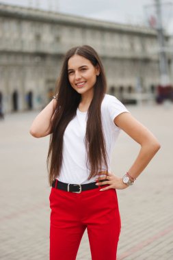 uzun saçlı esmer güzel bir portresi