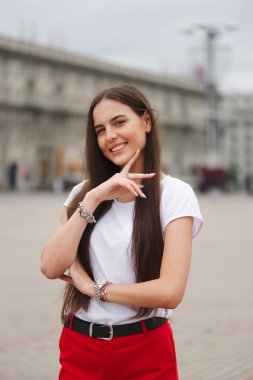 uzun saçlı esmer güzel bir portresi