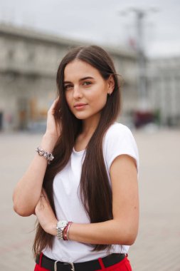 uzun saçlı esmer güzel bir portresi