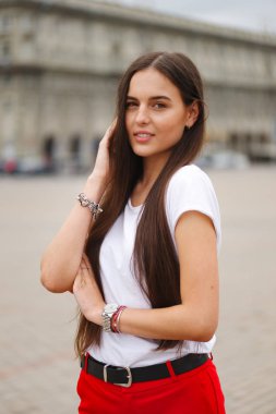 uzun saçlı esmer güzel bir portresi