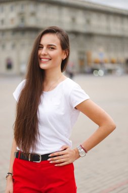 uzun saçlı esmer güzel bir portresi