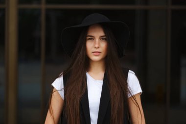 uzun saçlı esmer güzel bir portresi