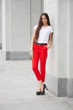 uzun saçlı esmer güzel bir portresi