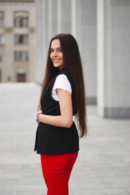 uzun saçlı esmer güzel bir portresi