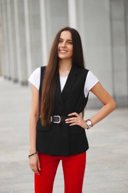 uzun saçlı esmer güzel bir portresi