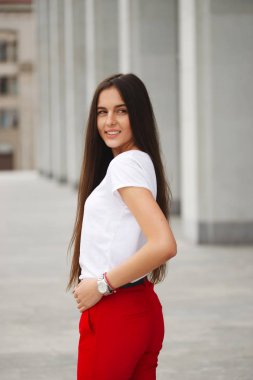 uzun saçlı esmer güzel bir portresi