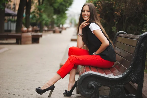 Portret van mooie brunette met lange haren — Stockfoto