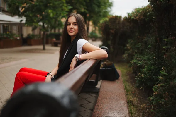 Retrato de hermosa morena con el pelo largo — Foto de Stock