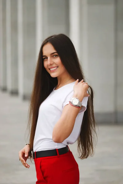 Portret van mooie brunette met lange haren — Stockfoto