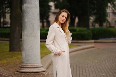 güzel sarışın kız sokakta