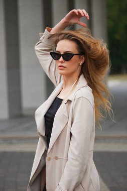 güzel sarışın kız sokakta