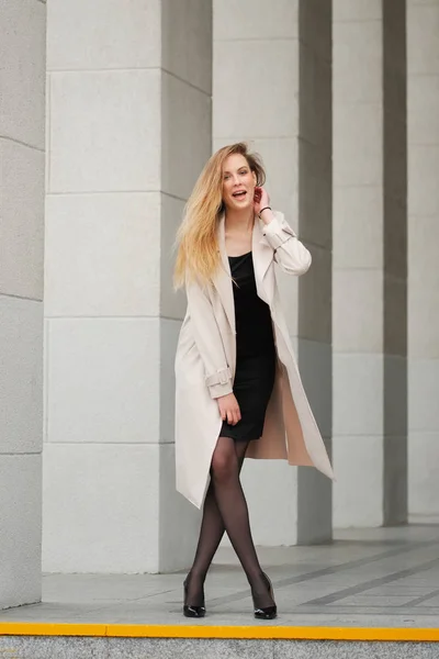 Linda menina loira na rua — Fotografia de Stock