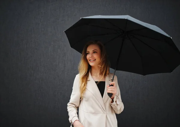 Vacker blond flicka med paraply — Stockfoto
