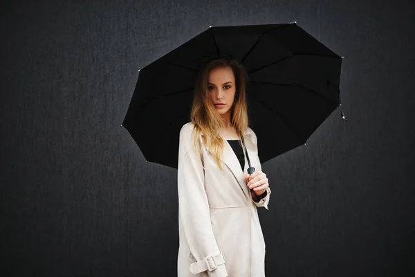 Beautiful blonde girl with umbrella — Stock Photo, Image