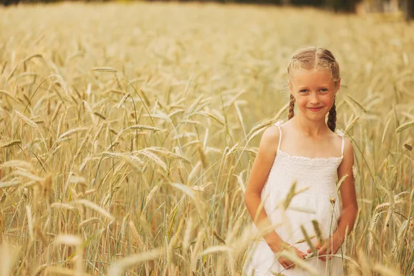 Chica joven en el campo amarillo — Foto de Stock