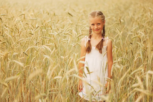 Giovane ragazza nel campo giallo — Foto Stock