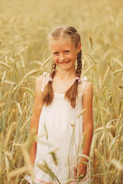 Chica joven en el campo amarillo — Foto de Stock