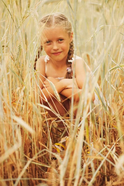 Jeune fille dans le champ jaune — Photo