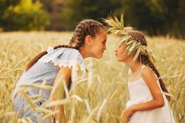 Jeune fille dans le champ jaune — Photo