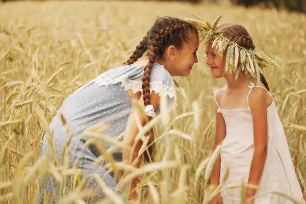 Jeune fille dans le champ jaune — Photo