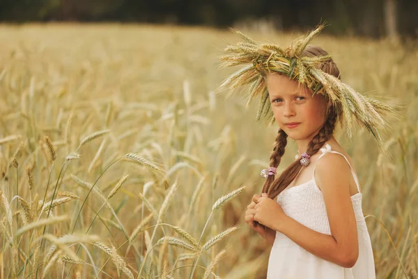 Junges Mädchen im gelben Feld — Stockfoto