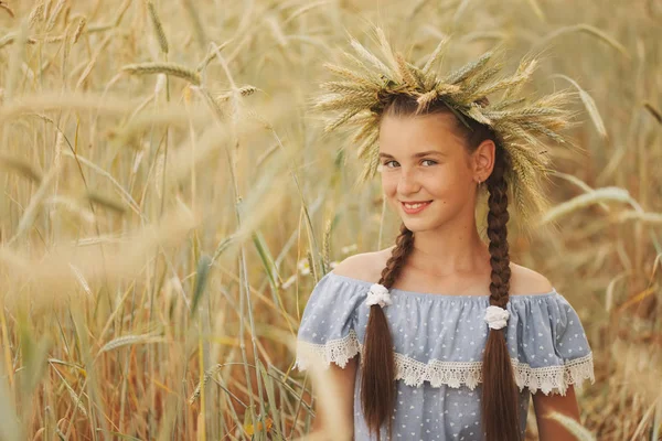 Młoda dziewczyna w żółtym polu — Zdjęcie stockowe
