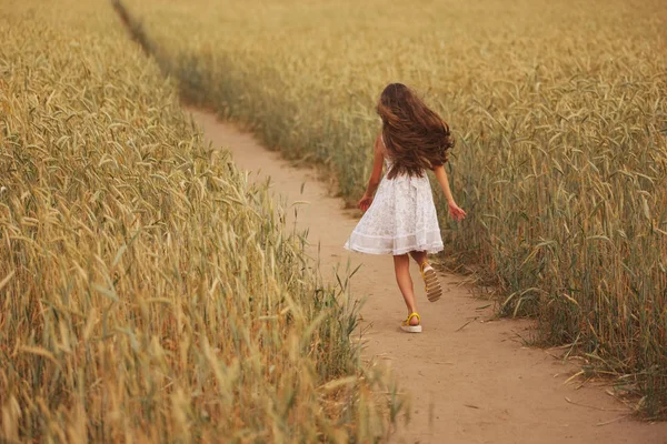 Junges Mädchen im gelben Feld — Stockfoto