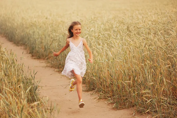 Jeune fille dans le champ jaune — Photo