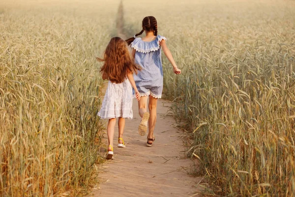 Giovane ragazza nel campo giallo — Foto Stock