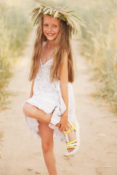 Chica joven en el campo amarillo — Foto de Stock