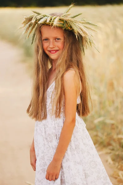 Молодая девушка в желтом поле — стоковое фото