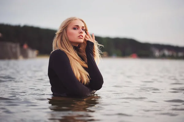 Красивая блондинка в воде — стоковое фото