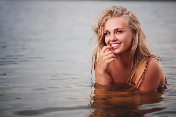 Mooi blonde meisje in water — Stockfoto