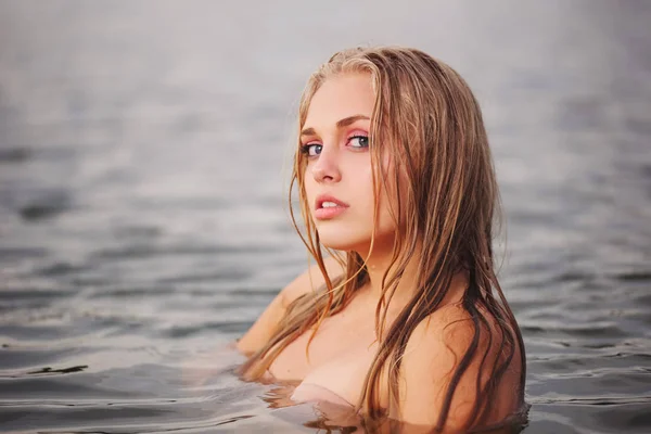 Mooi blonde meisje in water — Stockfoto