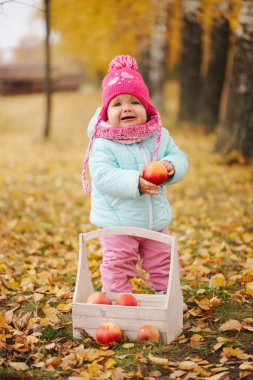 Park sonbaharda hasat ile küçük kız