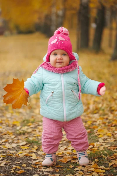 Милая счастливая девушка в осеннем парке — стоковое фото