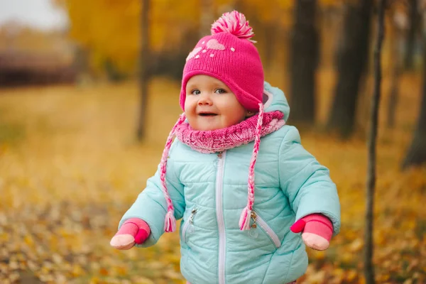 Menina feliz bonito no parque de outono — Fotografia de Stock