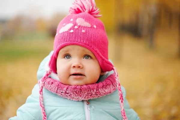 Cute happy girl in autumn park — Stock Photo, Image