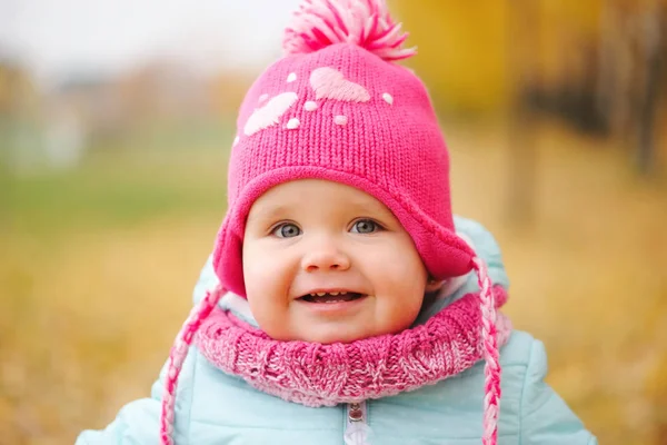 Roztomilý šťastná dívka v podzimním parku — Stock fotografie