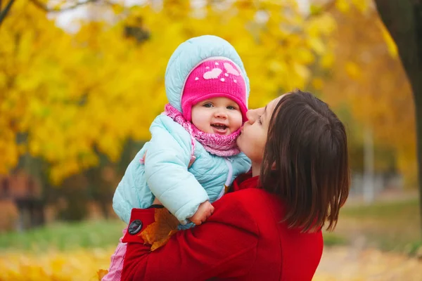 Madre con figlia nel parco autunnale — Foto Stock