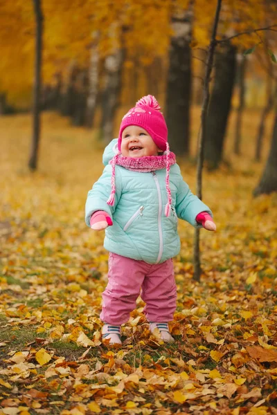 Mignonne fille heureuse dans le parc d'automne — Photo