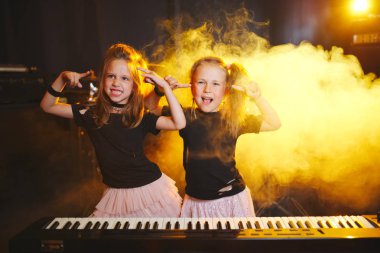 küçük kız oynamak synthesizer müzik Studio