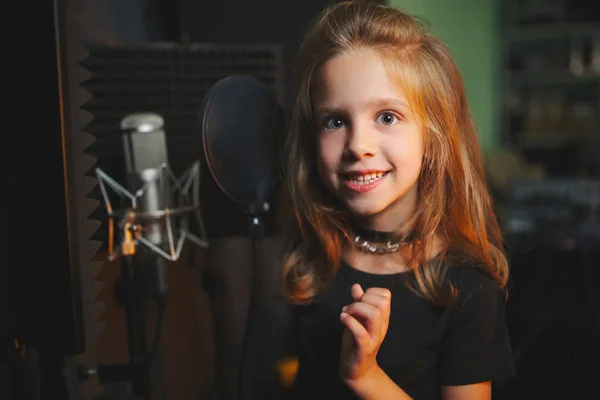 Kayıt stüdyosunda şarkı söyleyen küçük kız — Stok fotoğraf