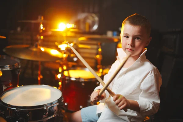 Boy plays drums in recording studio — Stock Photo, Image