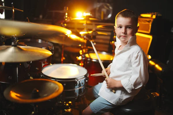 Chłopiec gra perkusji w studio nagrań — Zdjęcie stockowe