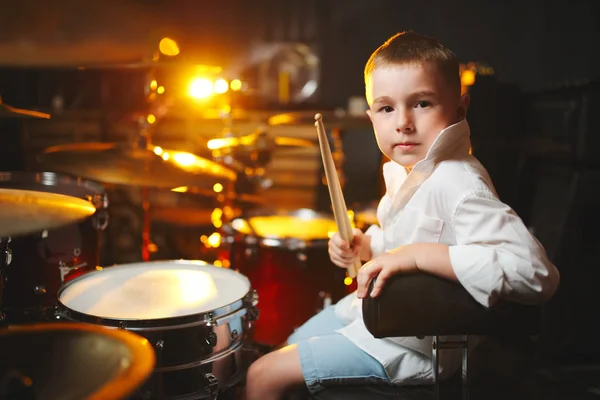 Menino toca bateria no estúdio de gravação — Fotografia de Stock