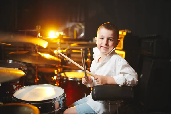 Menino toca bateria no estúdio de gravação — Fotografia de Stock