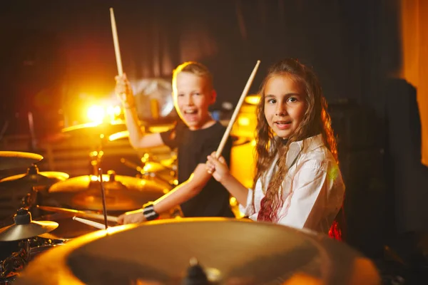 Chlapec a dívka hrát na bicí v nahrávacím studiu — Stock fotografie